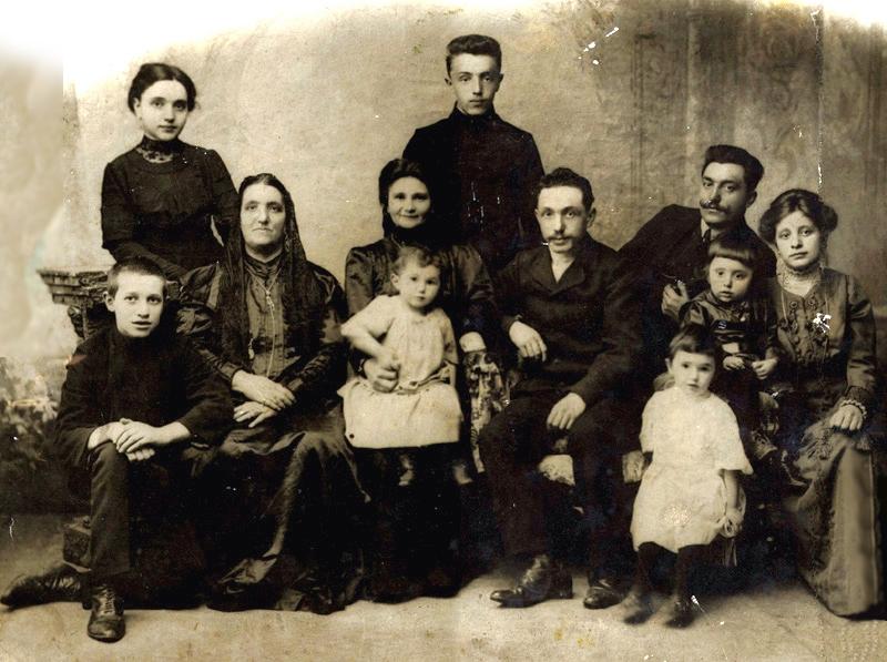 Kull family in Ryazan in 1910. Yakov is the adult male farthest right. His brother Ber is next to him.